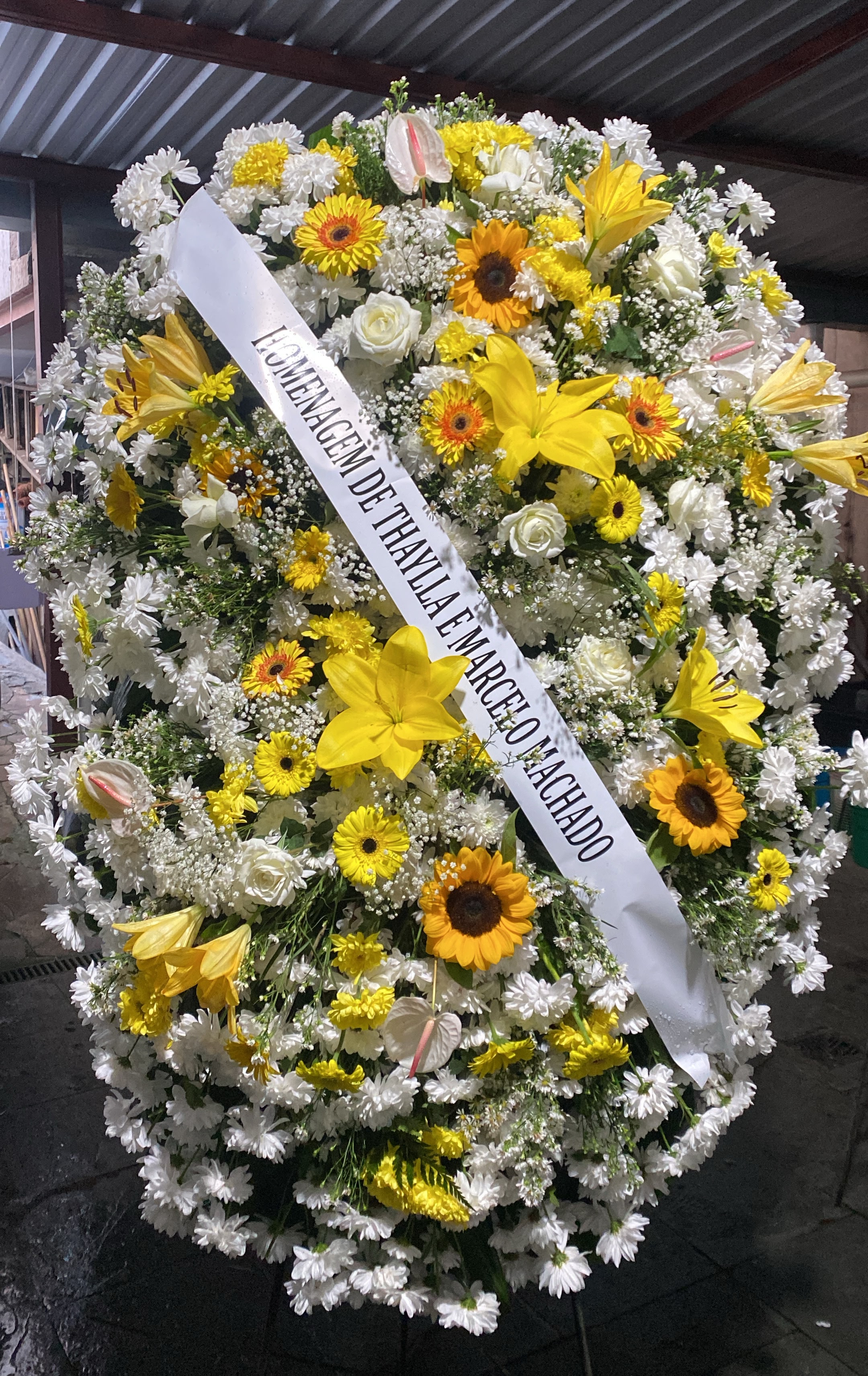 Coroa de flores amarela com girassóis