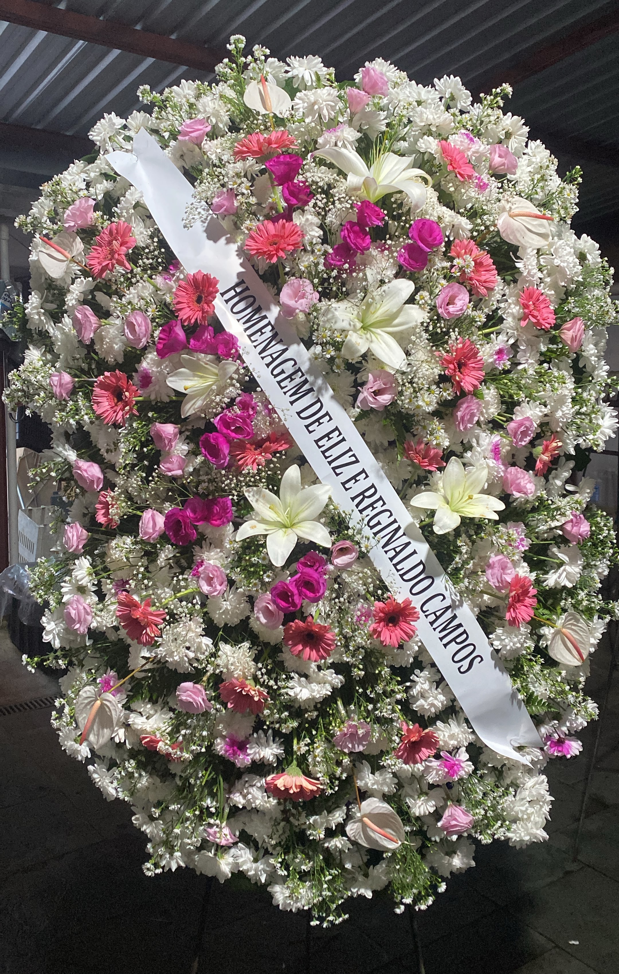 Coroa de flores rosa e branca