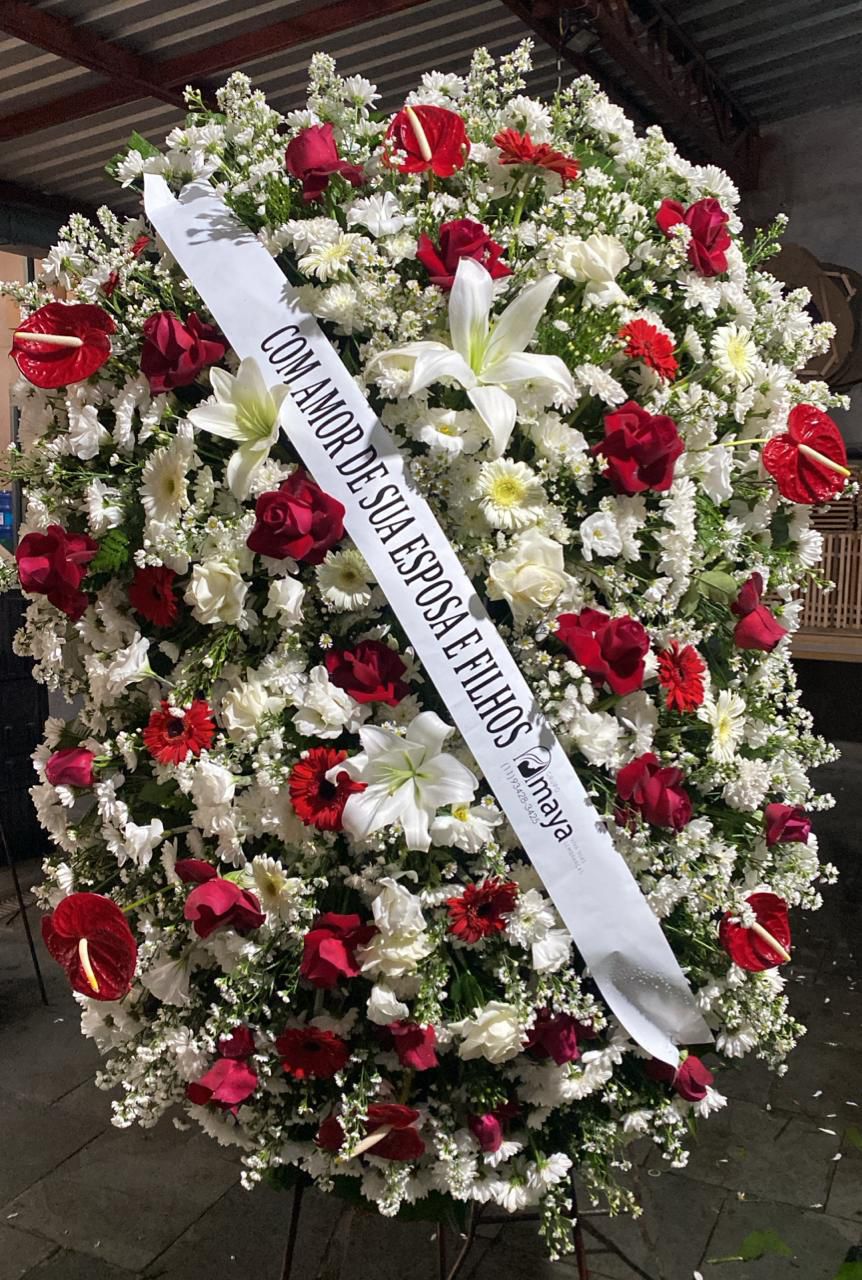 Coroa de flores vermelha e branca